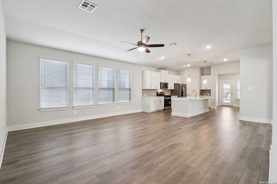 Spacious, unfurnished interior of a new home in Sagebrooke - Premier Series, San Antonio (Image 31).