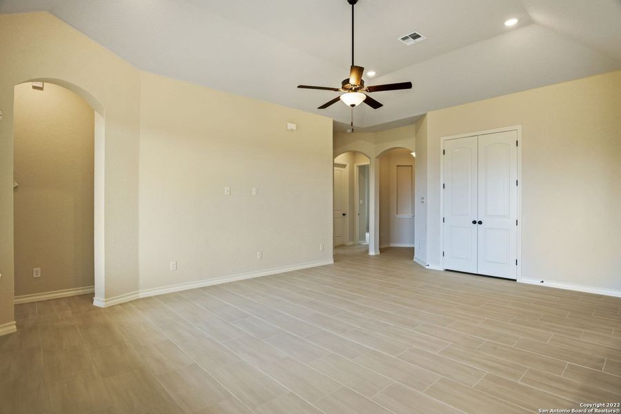 Spacious, unfurnished interior of a new home in Comanche Ridge, San Antonio (Image 22).