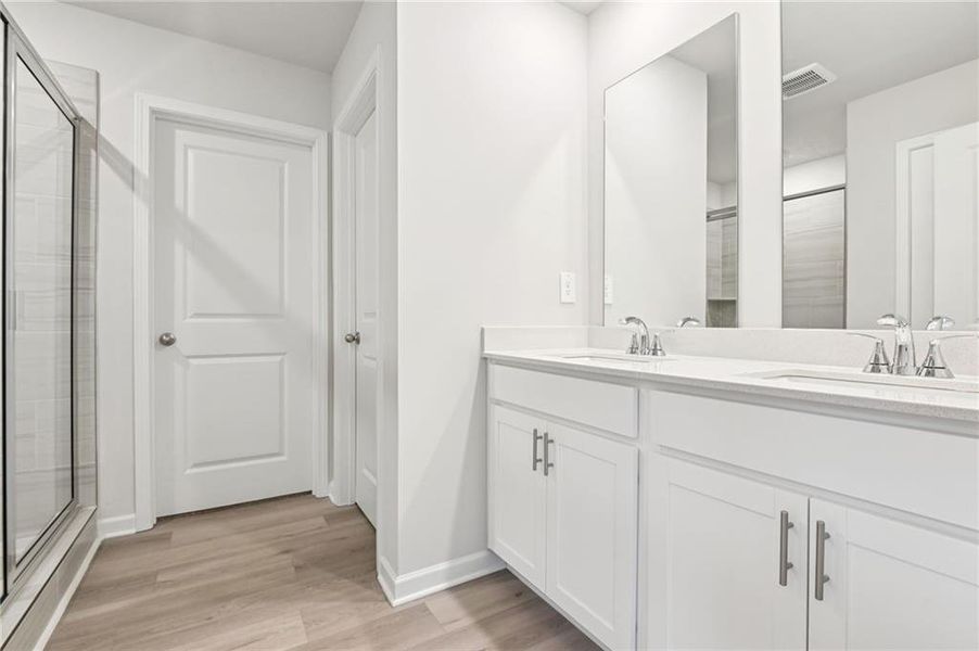 Furnished interior view inside a new home in Ivey Township, Dallas (Image 16).