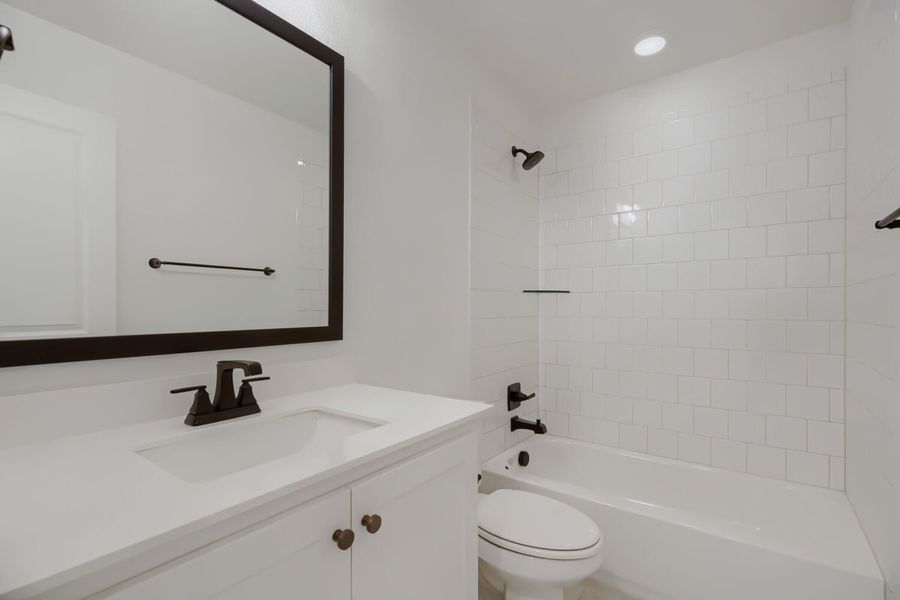 611 Falls - Full Bathroom 611 Falls - Full Bathroom