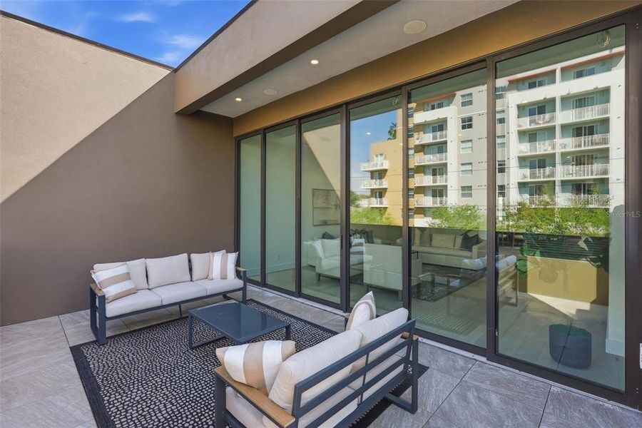 Exterior details and patio area of a home in , St. Petersburg (Image 29).