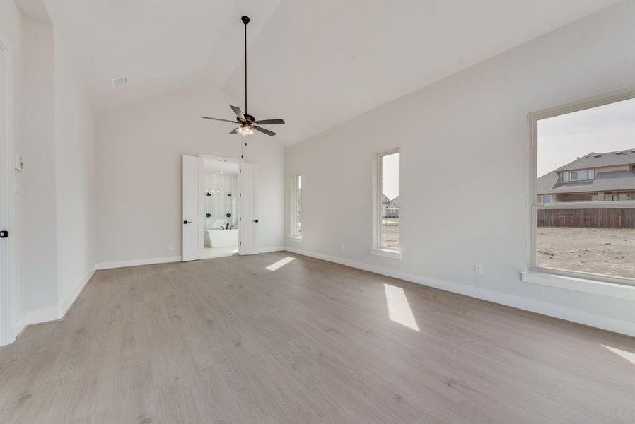 Spacious, unfurnished interior of a new home in Somerset Park, Rockwall (Image 26).