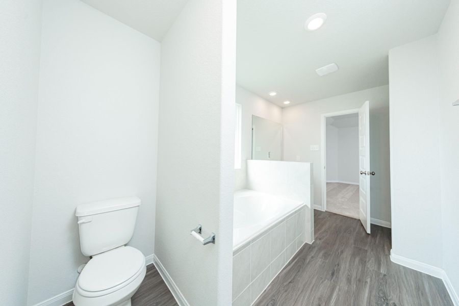 Spacious, unfurnished interior of a new home in River's Edge, Conroe (Image 11).