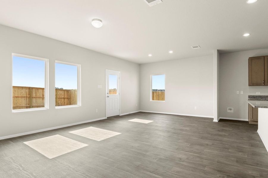 Spacious, unfurnished interior of a new home in Cloverleaf, Austin (Image 22).