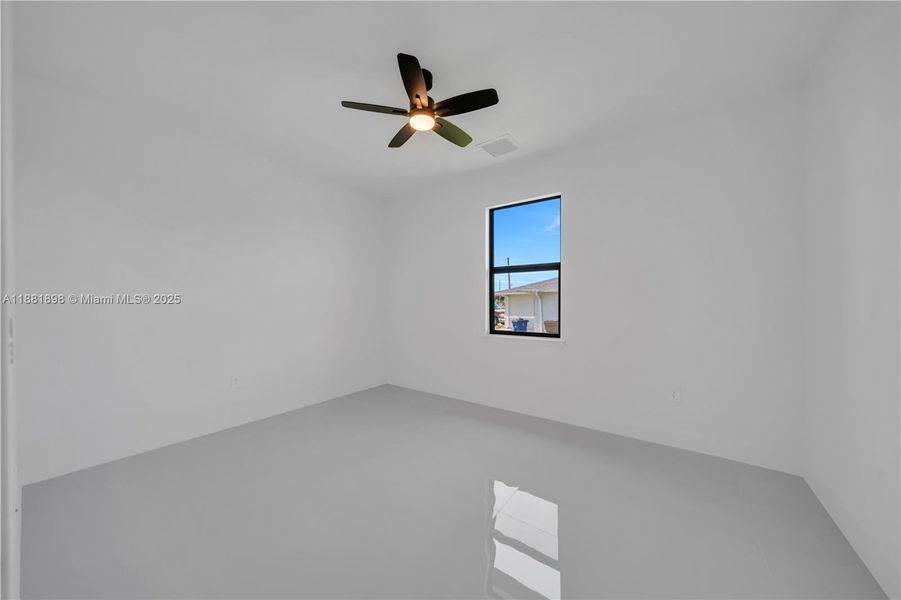 Spacious, unfurnished interior of a new home in , Lehigh Acres (Image 11).