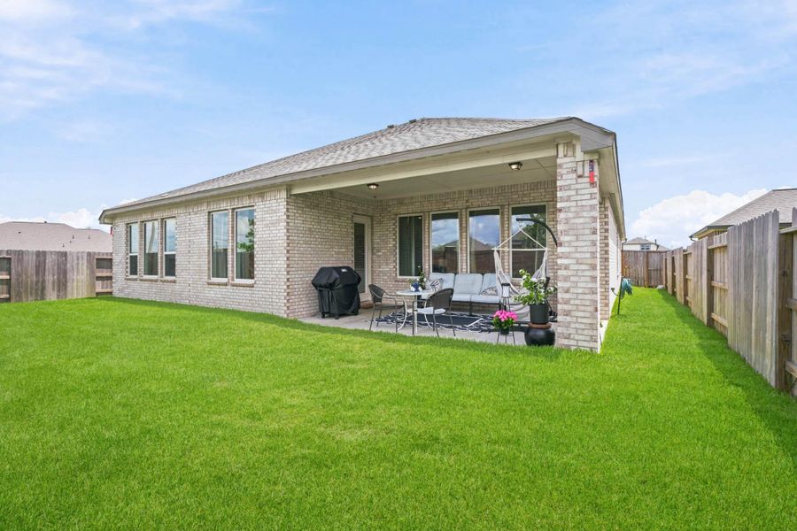 Exterior details and patio area of a home in , Texas City (Image 21).