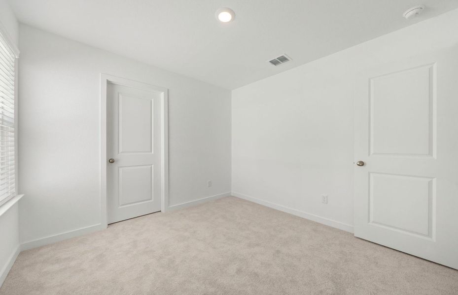 Spacious, unfurnished interior of a new home in Sunfield, Buda (Image 41).