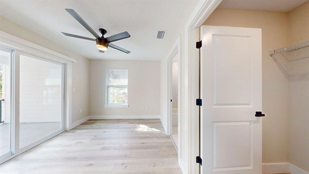 Spacious, unfurnished interior of a new home in , St. Petersburg (Image 27).