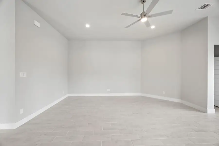 Spacious, unfurnished interior of a new home in Barton Creek Ranch, Conroe (Image 28).