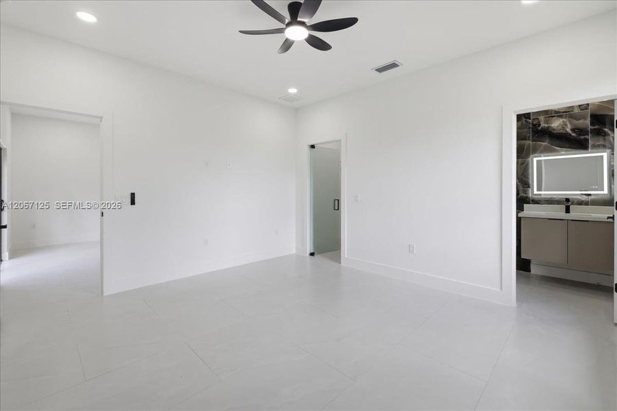 Spacious, unfurnished interior of a new home in , Lehigh Acres (Image 23).
