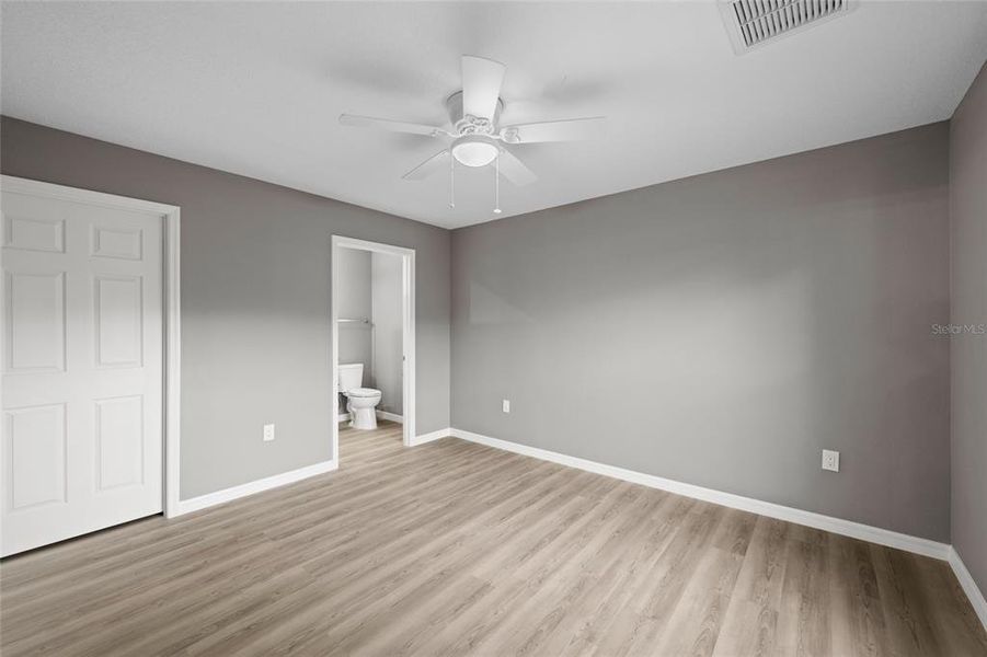 Spacious, unfurnished interior of a new home in , Sarasota (Image 25).