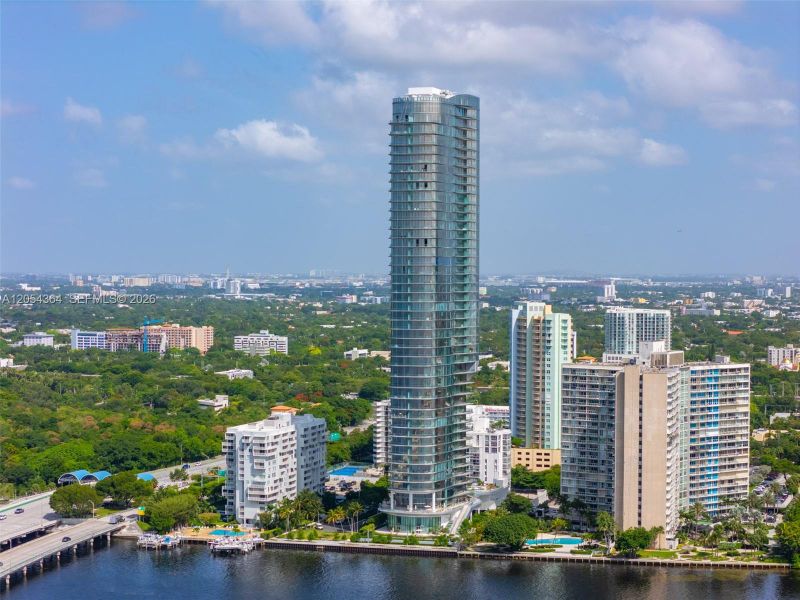 Condo located in Miami, FL showcasing its design and architecture (Image 21). Condo located in Miami, FL showcasing its design and architecture (Image 21).