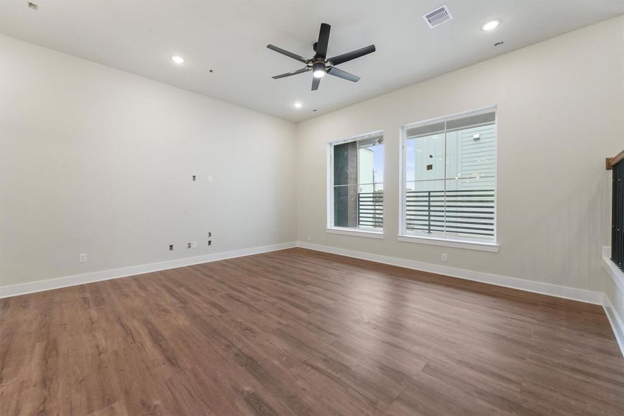 Spacious, unfurnished interior of a new home in Silber Estates, Houston (Image 27).