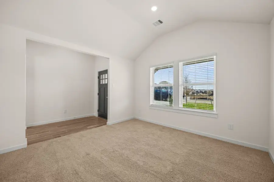 Spacious, unfurnished interior of a new home in Ashland, Houston (Image 12).