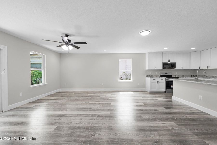 Spacious, unfurnished interior of a new home in , Jacksonville (Image 17).