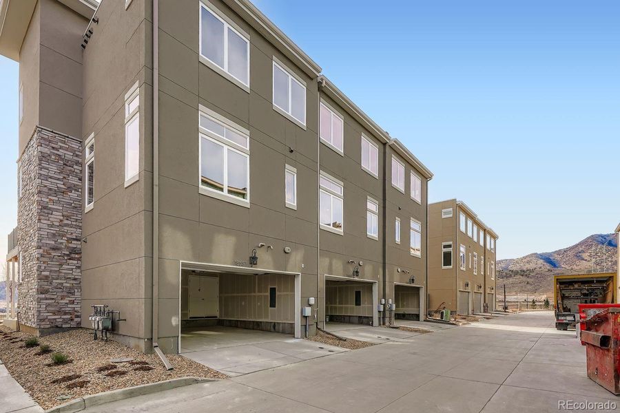 Condo located in Lakewood, CO showcasing its design and architecture (Image 3).