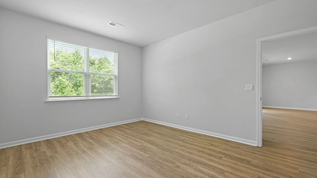 Spacious, unfurnished interior of a new home in Sheep Island, Summerville (Image 12).