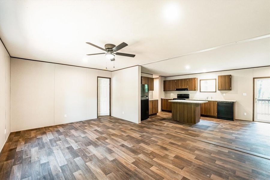 Spacious, unfurnished interior of a new home in , Conroe (Image 30).