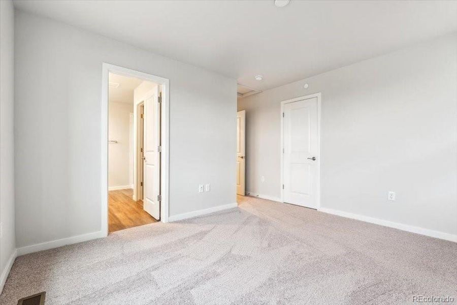 Spacious, unfurnished interior of a new home in Legato, Commerce City (Image 14).