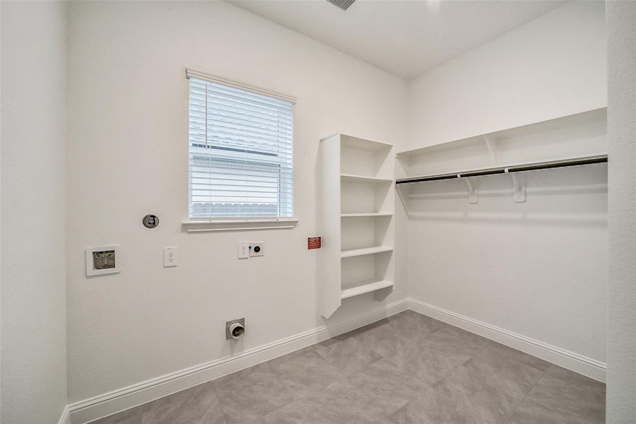 Spacious, unfurnished interior of a new home in Mavera, Conroe (Image 34).