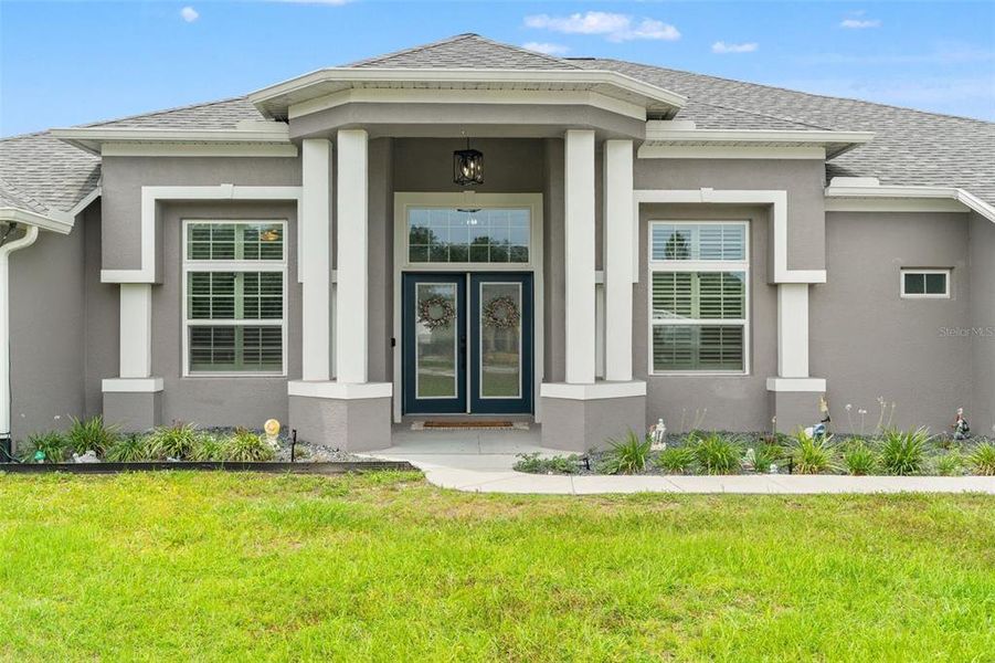 Exterior details and patio area of a home in , Weeki Wachee (Image 4).