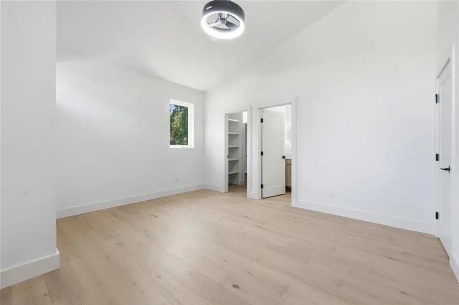 Spacious, unfurnished interior of a new home in , Gainesville (Image 31).