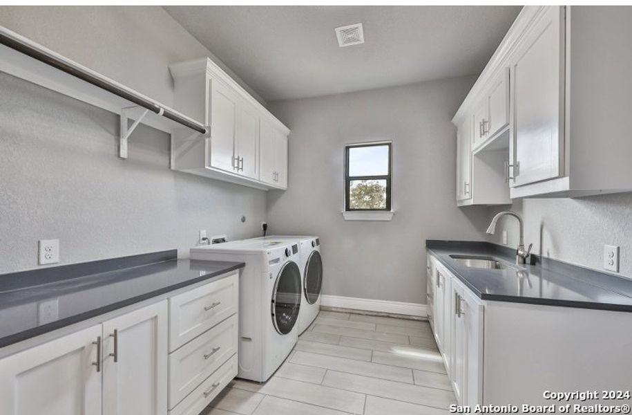 Furnished interior view inside a new home in , Bandera (Image 7).