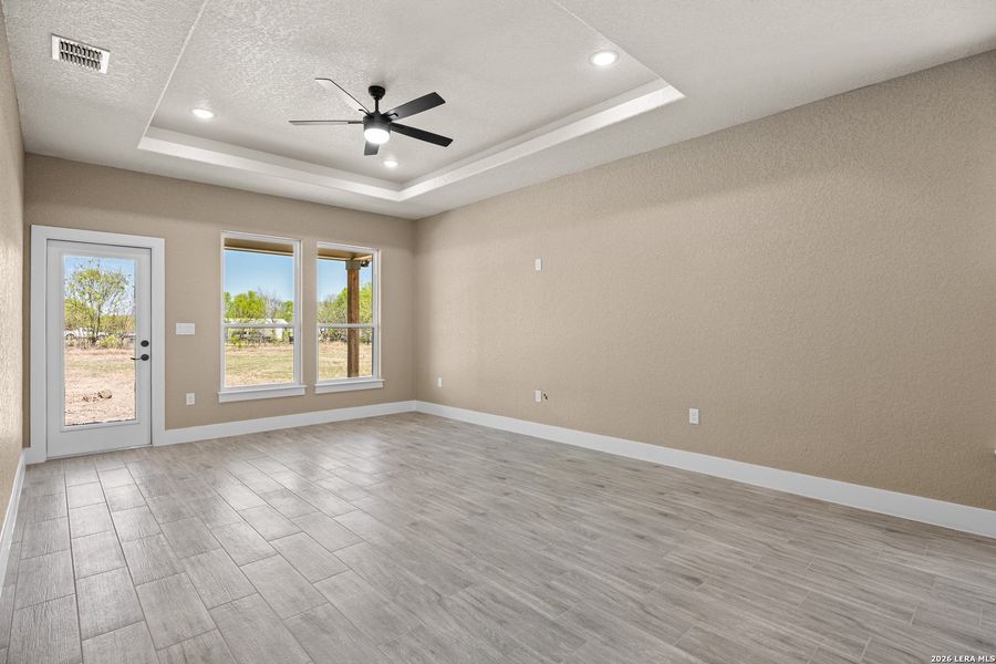 Spacious, unfurnished interior of a new home in , Atascosa (Image 30).