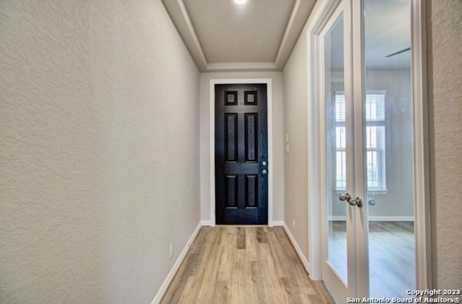 Spacious, unfurnished interior of a new home in Stream Waters, Seguin (Image 25).