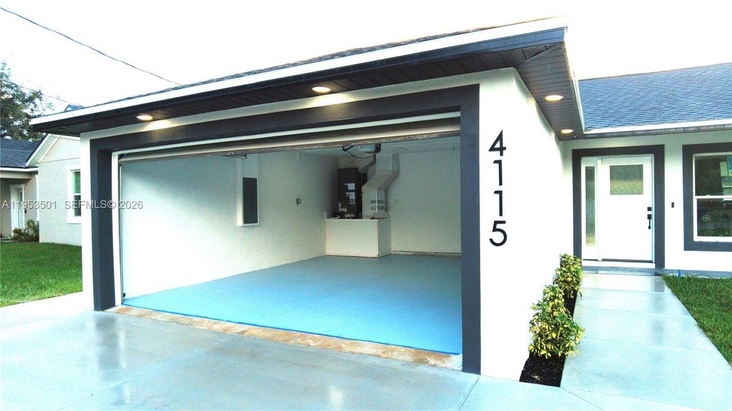 Exterior details and patio area of a home in , Sebring (Image 3).