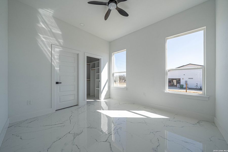 Spacious, unfurnished interior of a new home in , La Vernia (Image 37).