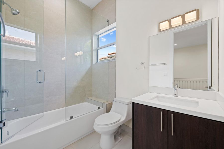 Furnished interior view inside a new home in , Fort Lauderdale (Image 9).