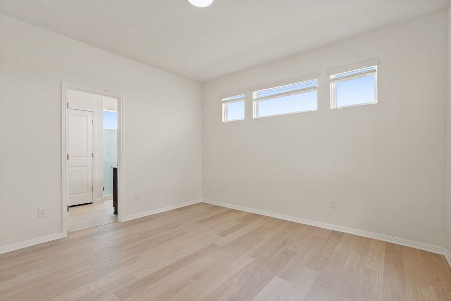 Spacious, unfurnished interior of a new home in Porter Country, Buda (Image 27).