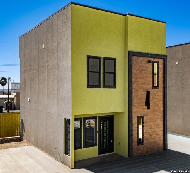 Exterior details and patio area of a home in , Eagle Pass (Image 17).