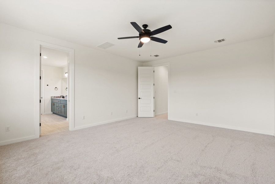 Spacious, unfurnished interior of a new home in Heritage, Dripping Springs (Image 41).