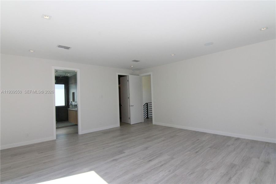 Spacious, unfurnished interior of a new home in , Miami (Image 28).