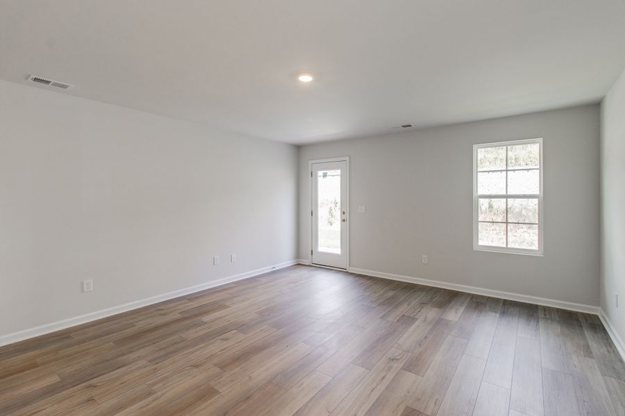 Spacious, unfurnished interior of a new home in Bluefield, Lexington (Image 18).