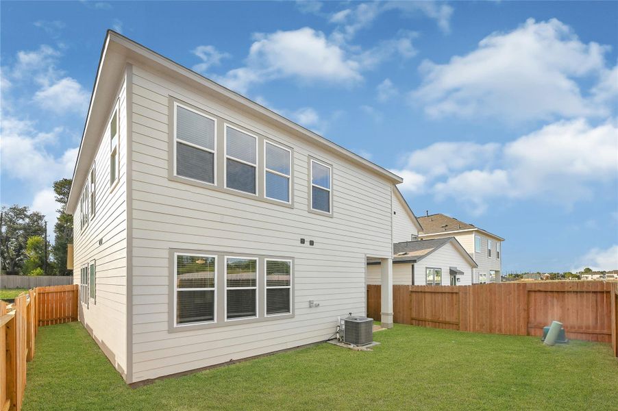 Exterior details and patio area of a home in Aldine Pines, Houston (Image 4).