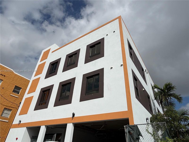 Condo located in Miami, FL showcasing its design and architecture (Image 7). Condo located in Miami, FL showcasing its design and architecture (Image 7).