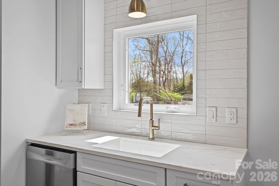 Custom Tiled Backsplash in the Kitchen