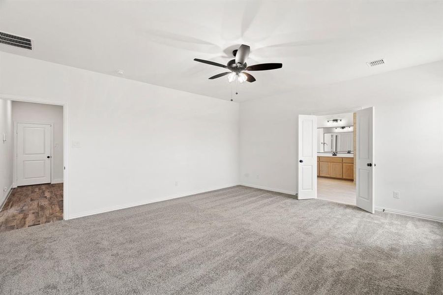 Spacious, unfurnished interior of a new home in , Waxahachie (Image 15).