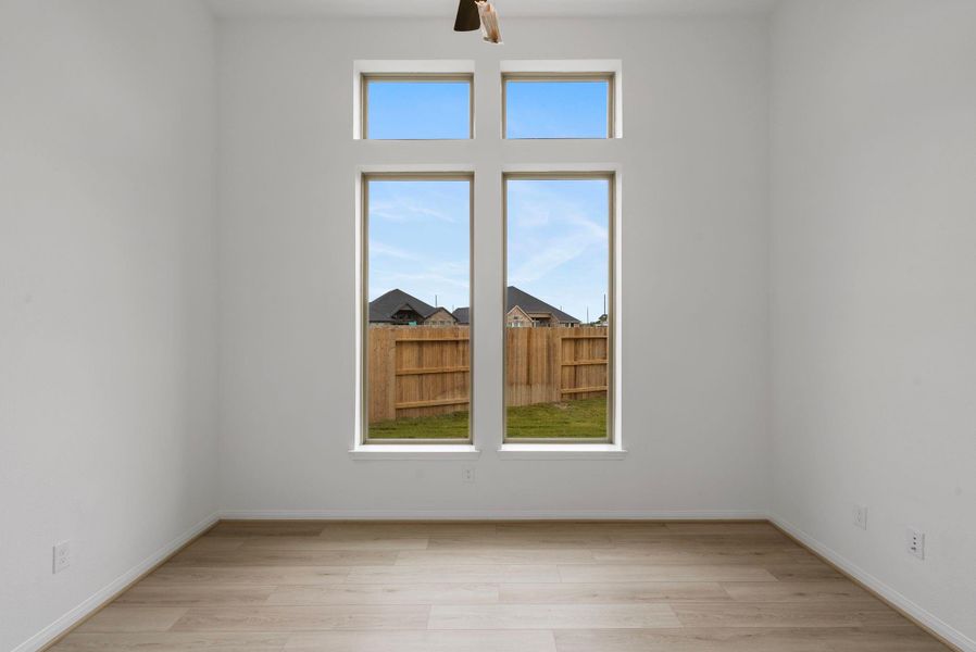 Spacious, unfurnished interior of a new home in Valencia, Manvel (Image 18).