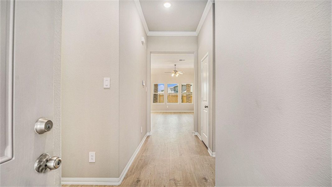 Spacious, unfurnished interior of a new home in Meadow Glen, Conroe (Image 18).