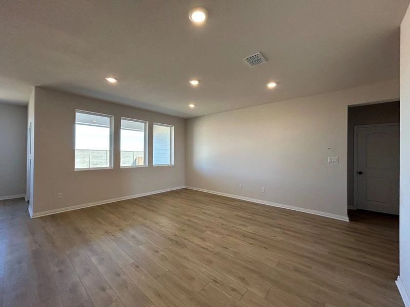 Spacious, unfurnished interior of a new home in Willow Springs, Buda (Image 21).