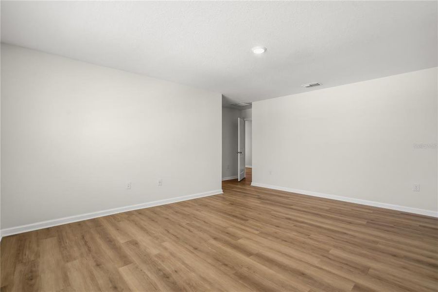 Spacious, unfurnished interior of a new home in Cascades, Davenport (Image 34).