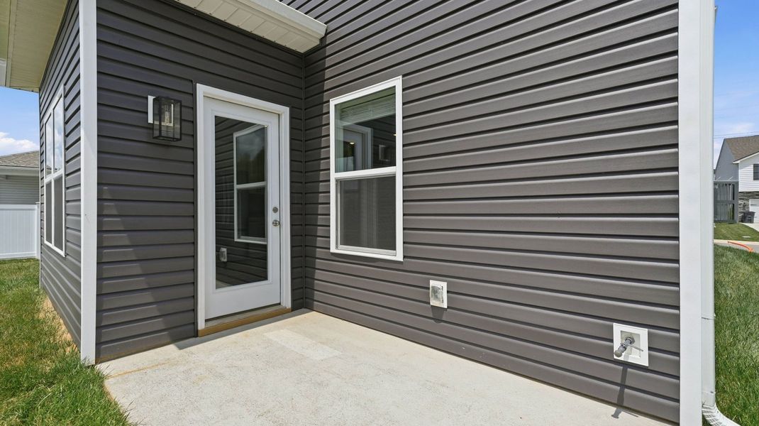 Exterior details and patio area of a home in Fieldcrest Acres, Blountville (Image 4).