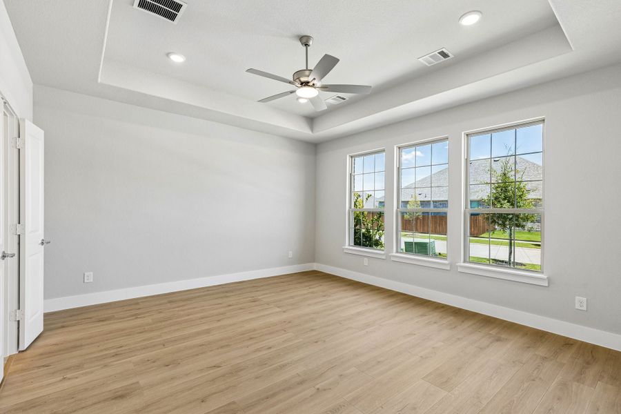 Spacious, unfurnished interior of a new home in Dove Hollow, Waxahachie (Image 26).