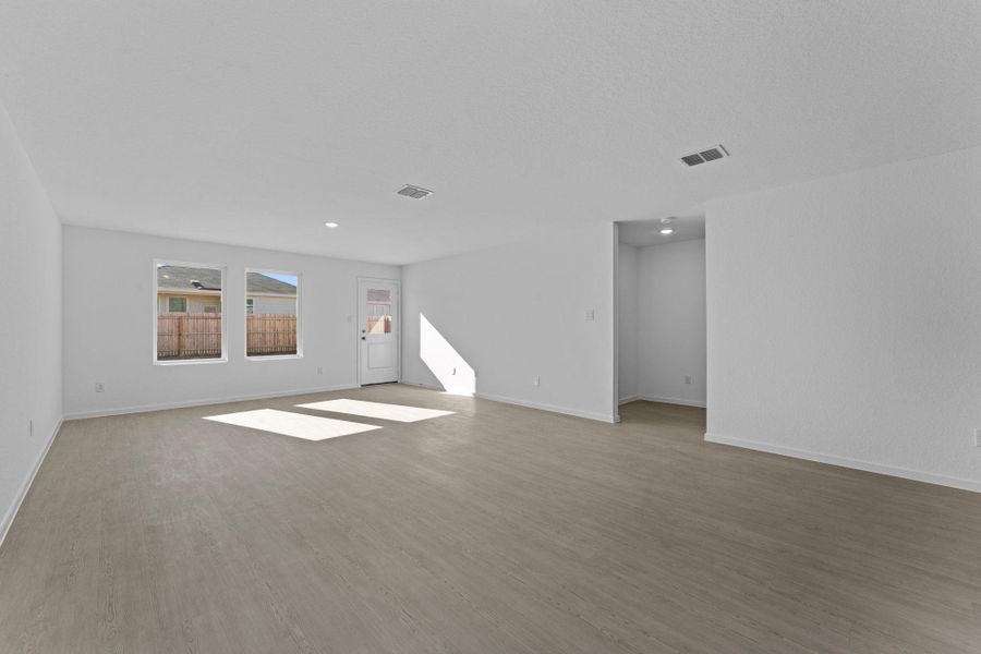 Spacious, unfurnished interior of a new home in Friendship Oaks, Fredericksburg (Image 13).