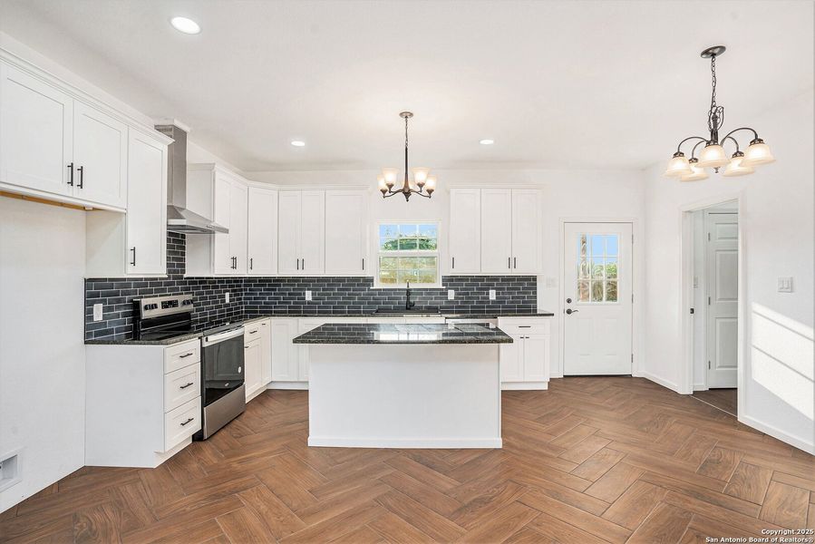 Furnished interior view inside a new home in , Seguin (Image 8).