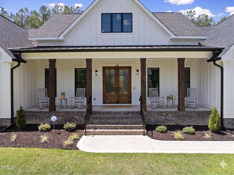 Front porch with chairs - 25 downes Front porch with chairs - 25 downes